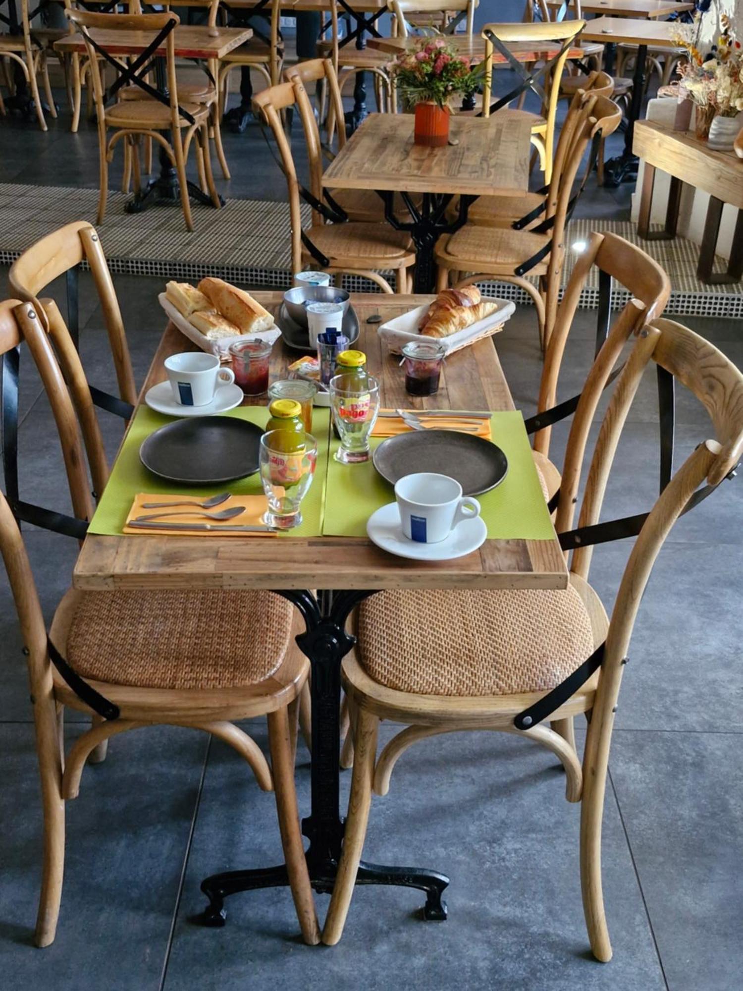 Chambres D'Hotes Du Bistrot D'Ici Saint-Saturnin  Екстериор снимка